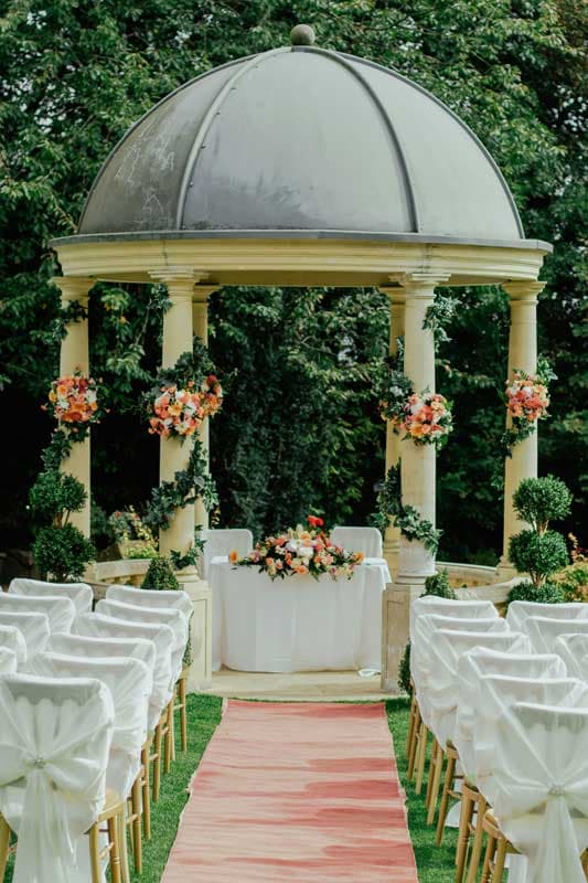 AnimatedWeddingGallery.altTexts.party